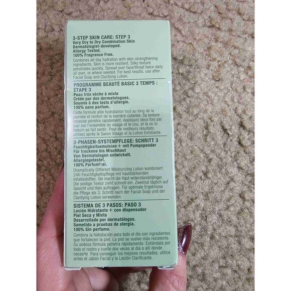 Clinique Green Dramatically Different Moisturizing Lotion With Pump - Picture 4 of 7